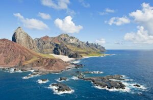 Novas Rochas Surgem na Ilha da Trindade: O Impacto dos Resíduos Plásticos na Geologia Costeira